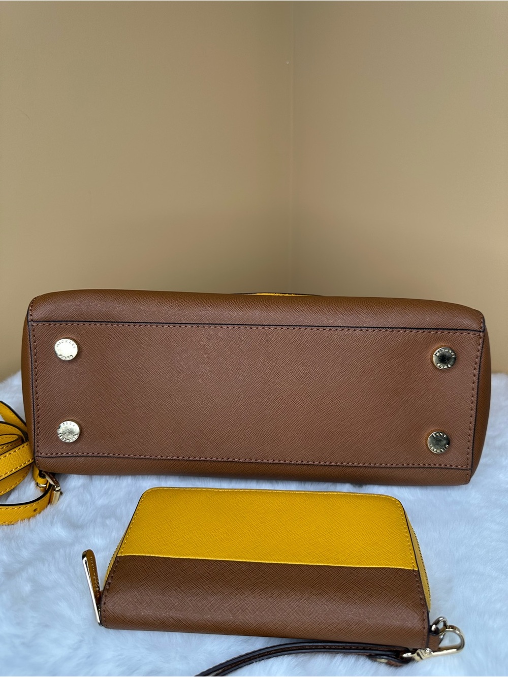 Set Michael Kors Yellow & Brown Saffiano Leather Top Handle Bag & Wallet & Strap - Picture 11 of 16